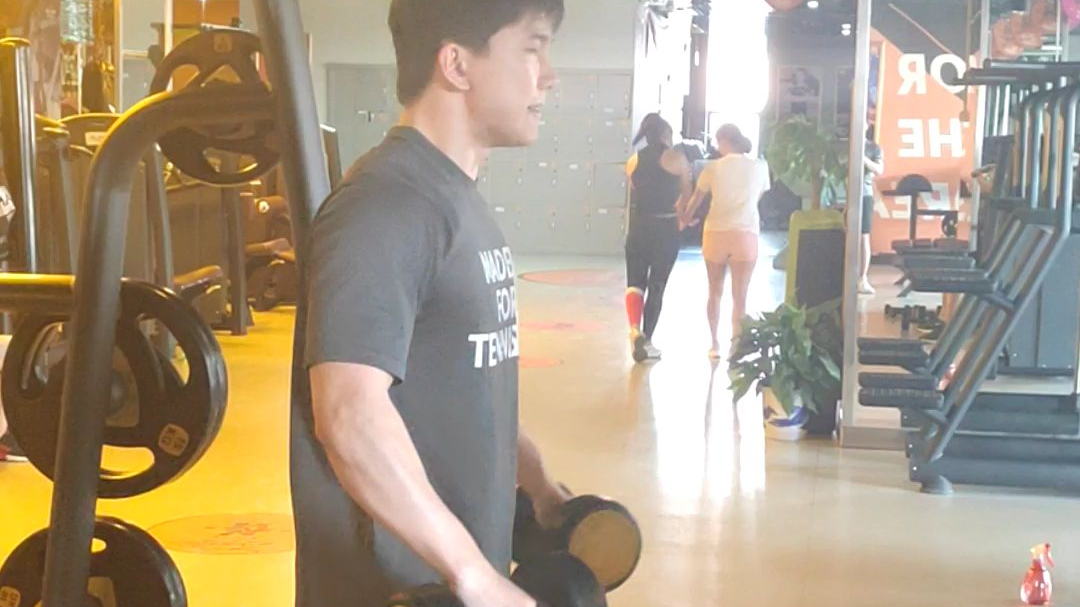 今天练肩,帮我康康哑铃飞鸟做对了没